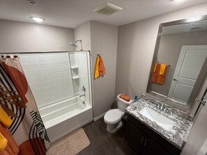 Séchoir à cheveux, serviettes fournies, savon, papier de toilette