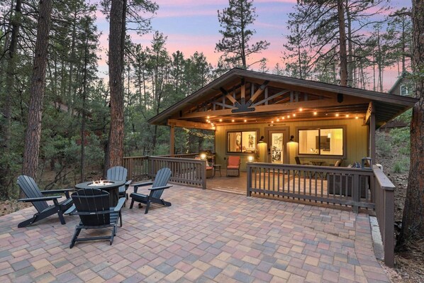 Outdoor dining - Serenity Pines Hideaway (Pine)