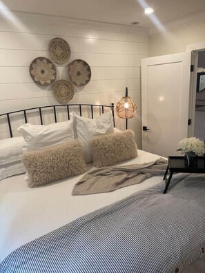 1 bedroom, iron/ironing board, WiFi, bed sheets - Serenity Pines Hideaway (Pine)