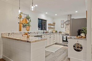 Fridge, microwave, oven, stovetop - Serenity Pines Hideaway (Pine)