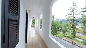 A corridor with a view of a mountain and trees. - Khach San Cong Doan Sapa (Sa Pa)