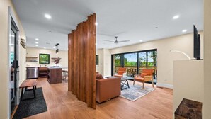 Un interior moderno con cocina, comedor y sala de estar.