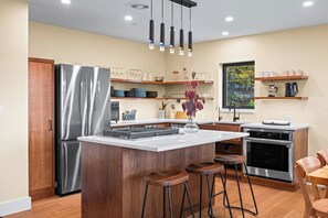 Réfrigérateur, four à micro-ondes, un four, surface de cuisson