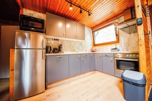 Een koelkast, een magnetron, een oven, een kookplaat