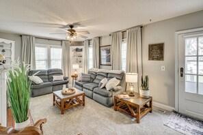TV - Lake Alexander Home w/ Dock: Pet-Friendly! (Cushing)