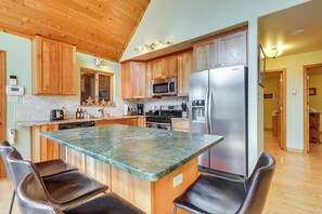 Fridge, microwave, stovetop, dishwasher