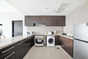 冷蔵庫、電子レンジ、オーブン、コンロ