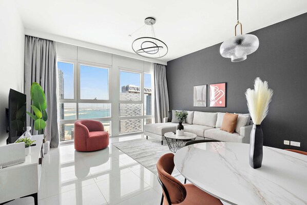 Televisión y oficina 