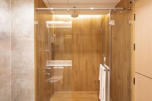 Villa, Sea View | Bathroom | Free toiletries, hair dryer, bathrobes, bidet - P Villas Beachfront Patong (Patong)