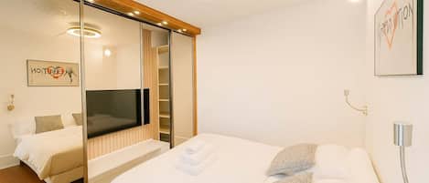 2 bedrooms, desk, iron/ironing board, WiFi