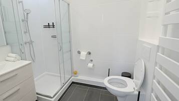 Doccia, set di cortesia gratuito, asciugacapelli, asciugamani