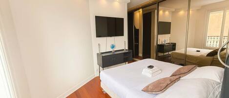 2 bedrooms, desk, iron/ironing board, WiFi