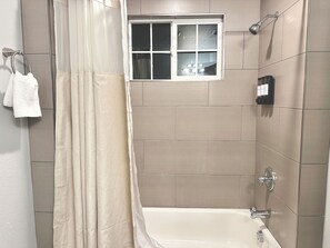 Secadora de cabello, toallas, jabón, papel de baño 