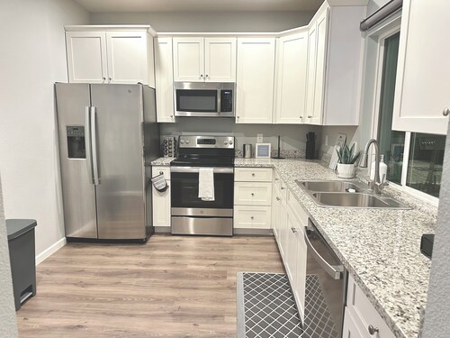 Modern 3-bedroom house : walking distance to UC Davis Hospital.