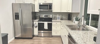 Modern 3-bedroom house : walking distance to UC Davis Hospital.