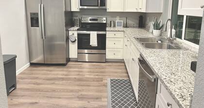 Modern 3-bedroom house : walking distance to UC Davis Hospital.