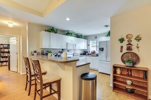 Fridge, microwave, stovetop, dishwasher