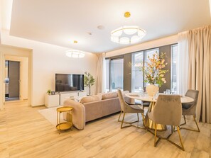 デラックス アパートメント バルコニー シティビュー | リビング エリア | 55 インチのスマートテレビ (デジタル放送視聴可)