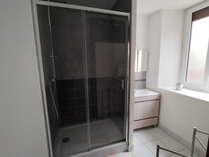 Dusche, Haartrockner, Handtücher, Toilettenpapier