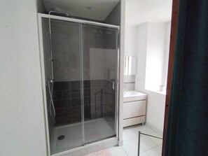 Douche, séchoir à cheveux, serviettes fournies, papier de toilette