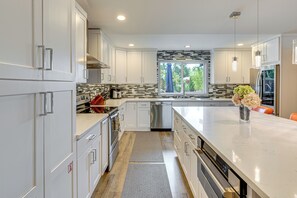 Réfrigérateur, micro-ondes, plaque de cuisson, lave-vaisselle