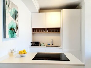冷蔵庫、電子レンジ、オーブン、コーヒー / ティーメーカー