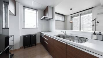 Frigorífico, microondas, placa de cocina y tostadora