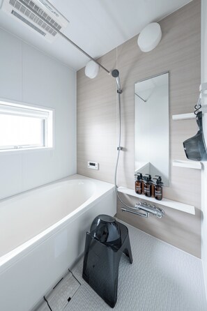 Combined shower/bathtub, hair dryer, slippers, towels - GRANDIA 201 (Sapporo)