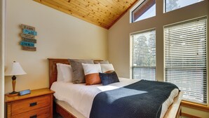 Skrivebord, reiseseng for barn, internettilgang og sengetøy
