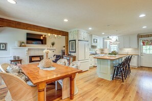 Dining - 3 Mi to Beach: Pawleys Island Cottage (Pawleys Island)