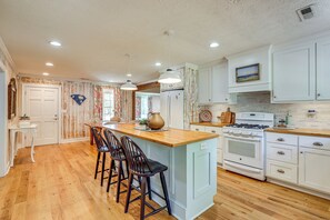 Fridge, microwave, stovetop, dishwasher - 3 Mi to Beach: Pawleys Island Cottage (Pawleys Island)