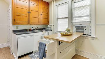 Fridge, microwave, stovetop, dishwasher