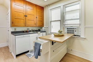 Fridge, microwave, stovetop, dishwasher
