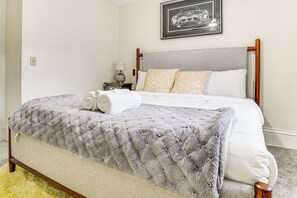 5 bedrooms, iron/ironing board, travel cot, Internet - 1 Mi to University: Spacious Home in Minneapolis! (Minneapolis)