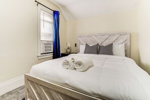 5 bedrooms, iron/ironing board, travel crib, internet - 1 Mi to University: Spacious Home in Minneapolis! (Minneapolis)