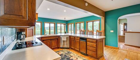 Coffee/tea maker, cookware/dishes/utensils