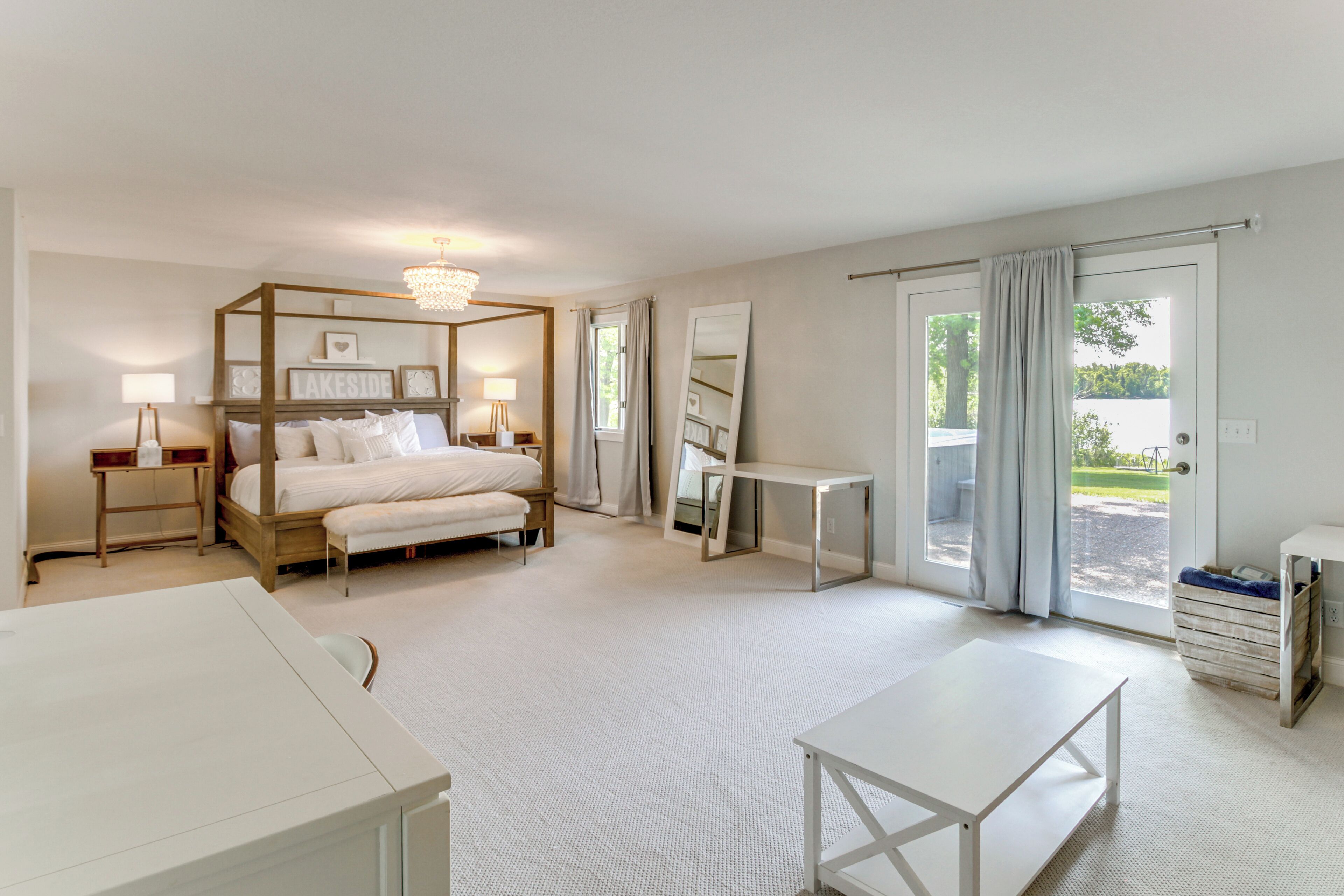 5 chambres, bureau, fer et planche à repasser, lit de bébé portatif