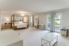 5 bedrooms, desk, iron/ironing board, travel crib