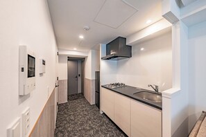 Deluxe Twin Room, Non Smoking (203) | Private kitchen | Fridge, microwave, stovetop, cookware/dishes/utensils