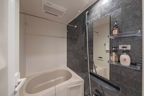 Chambre Deluxe avec lits jumeaux, non-fumeur (203) | Salle de bain | Ensemble baignoire-douche, séchoir à cheveux, pantoufles
