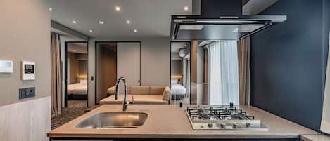 Suite Deluxe, para no fumadores (1002) | Cocina privada | Refrigerador, microondas, parrilla de estufa y tetera eléctrica