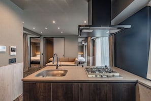 Deluxe Suite, Non Smoking | Private kitchen | Fridge, microwave, stovetop, cookware/dishes/utensils