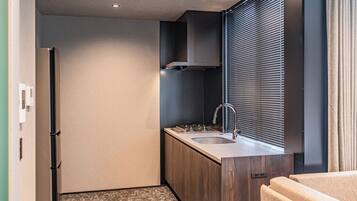 Suíte premier, sacada, vista para a cidade (Non Smoking, 1001) | Cozinha privada | Geladeira, micro-ondas, cooktop, chaleira elétrica