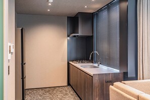 Suite Premier, balcon, vue sur la ville (Non Smoking, 1001) | Cuisine privée | Réfrigérateur, four à micro-ondes, surface de cuisson