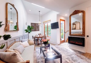 Smart TV, fireplace