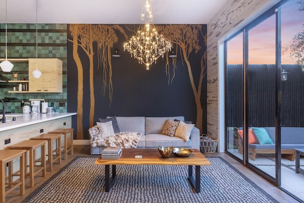 Smart TV, fireplace