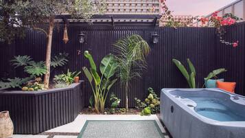 Bañera de hidromasaje al aire libre