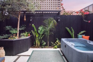 Outdoor spa tub
