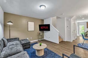 Living area - King 3BR Townhouse Mins to Cary NC State (Raleigh)