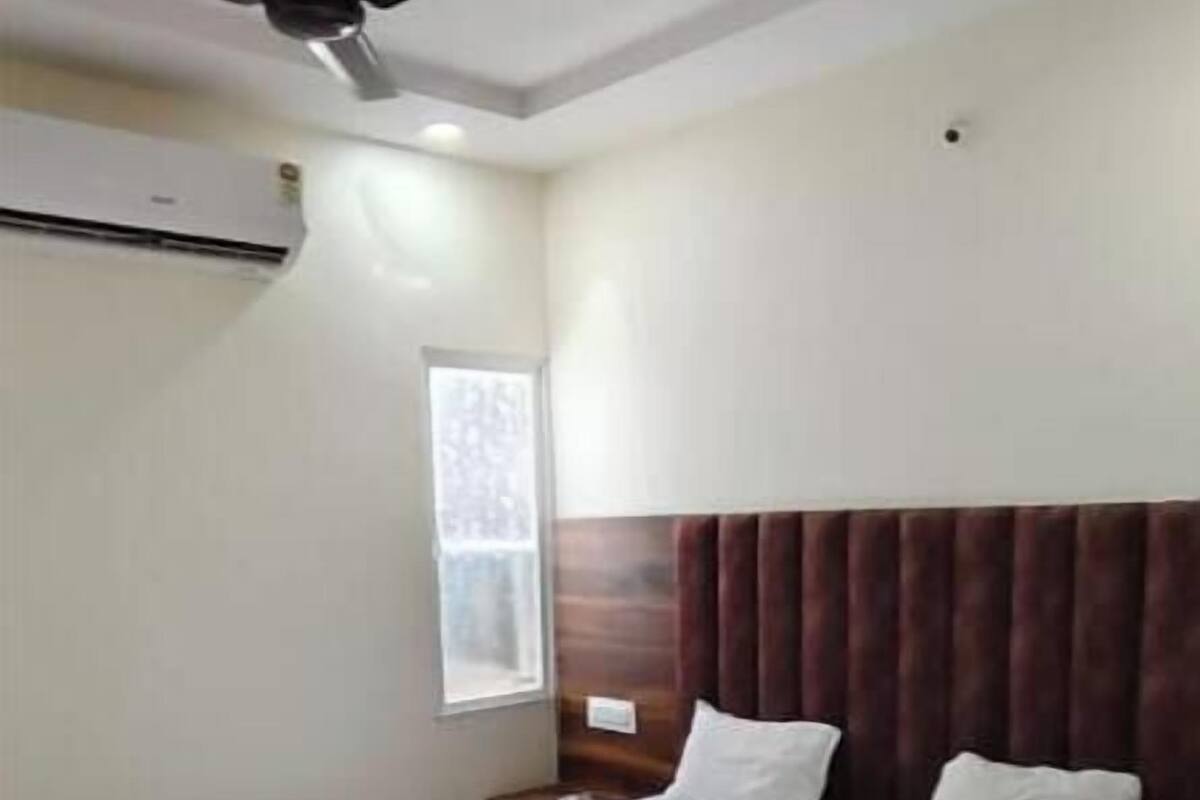 Ein Schlafzimmer mit Bett, Deckenventilator und Fenster.